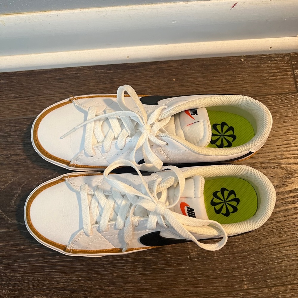 Nike White and Black Sneakers with Gold Accents - Picture 2 of 3